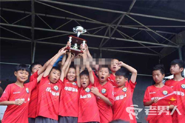 足球少年海外夺冠 手捧奖杯眼含热泪高唱国歌