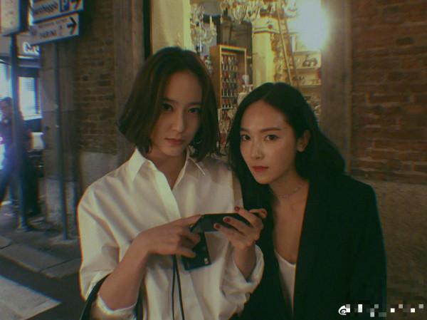 >Jessica和Krystal黑白配出街 时尚姐妹花上线