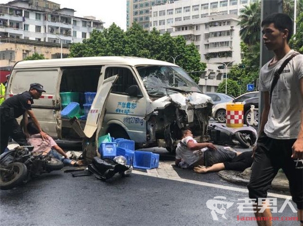 南宁桃源路发生车祸 面包车失控连撞多车造成多人受伤