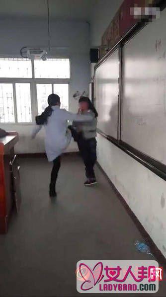 湖北省大悟县河口镇中学女子教室内狂打女学生 50秒内连续10来个耳光 被打者任打未还手(图)
