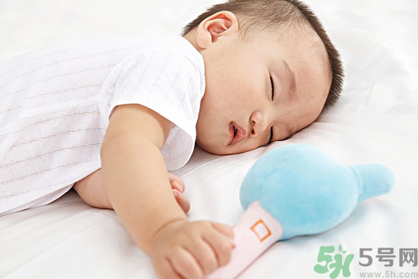 宝宝睡觉张着嘴是怎么回事？宝宝睡觉为什么张着嘴？