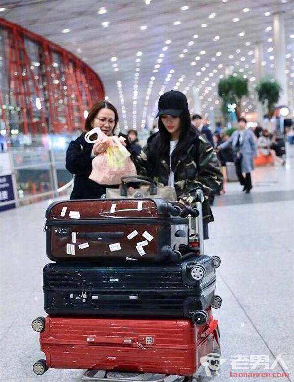 李小璐与妈妈现身机场 高颜值母女果然吸睛