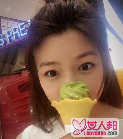 陈妍希怀孕吃冰淇淋 "小笼包"重现脸蛋圆圆气色好