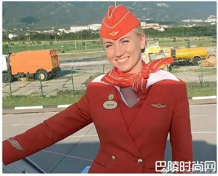 俄航空姐踢开舱门让乘客逃生怎么回事 俄航事故中的最美空姐