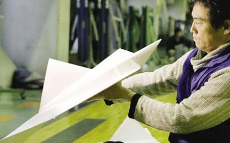 【吉尼斯折纸飞机】日本折纸飞机以飞翔27 9秒打破吉尼斯世界纪录