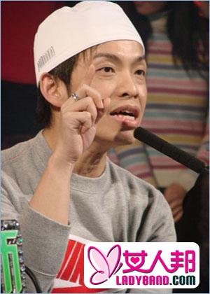 知名谐星大炳因病在京去世，曾因四度吸毒被捕，台上公开同性男友恋情分