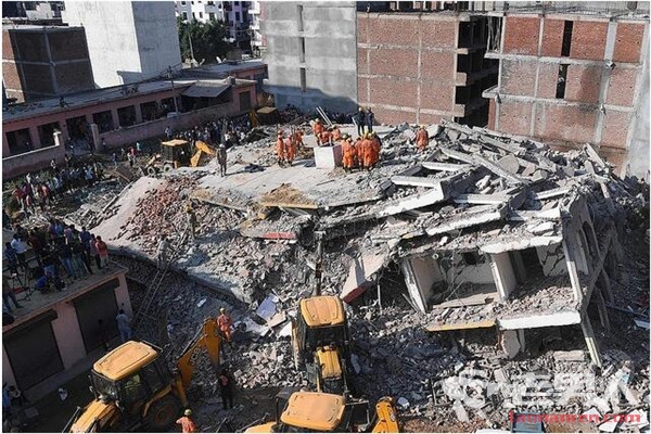 印度两楼房倒塌 造成2人死亡20多人被埋