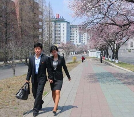 >朝鲜情侣街头接吻视频照片曝光 恋爱观正开始发生变化