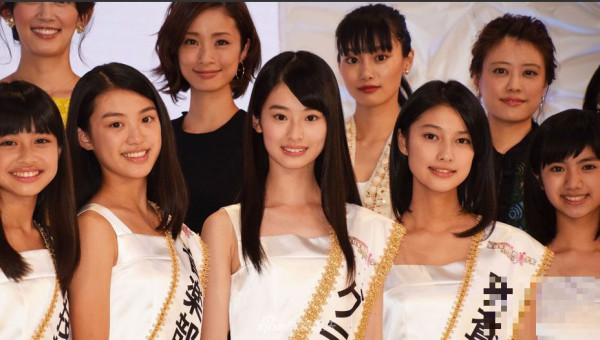 日本国民美少女出炉 13岁初中生拿到冠军合影上户彩