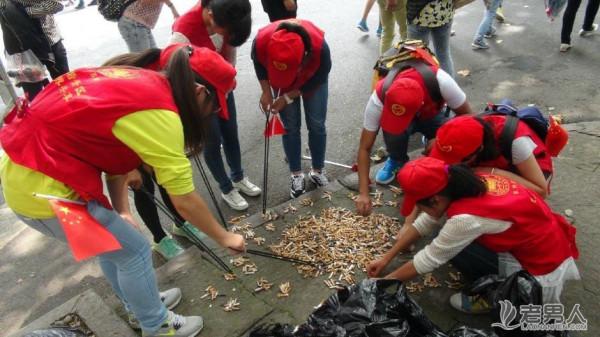 志愿者杭州西湖3小时捡3000个烟头 提倡无烟出游（图）