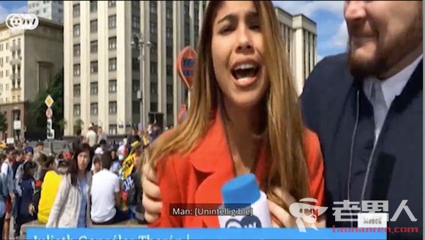 美女记者直播世界杯 镜头前遭男球迷强吻袭胸