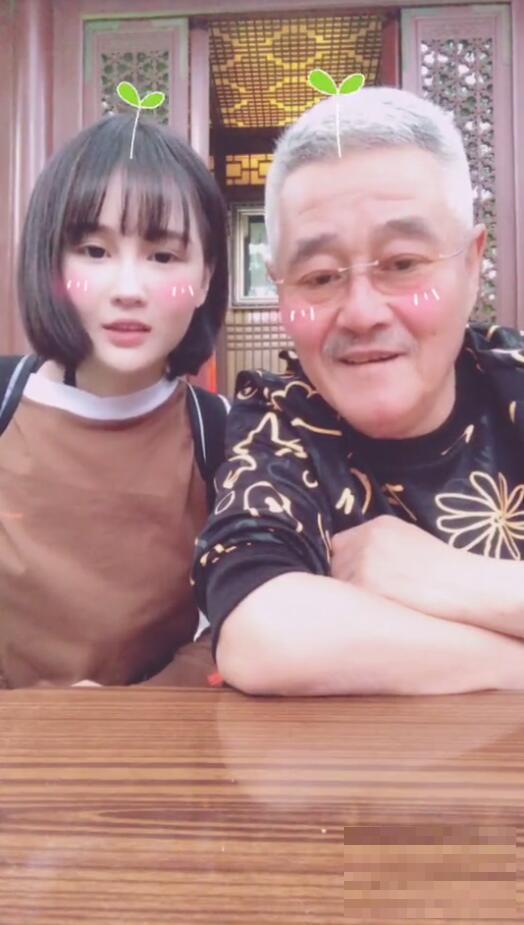 赵本山女儿录制直播，老爸惊喜出镜，没想到本山叔叔已61岁？