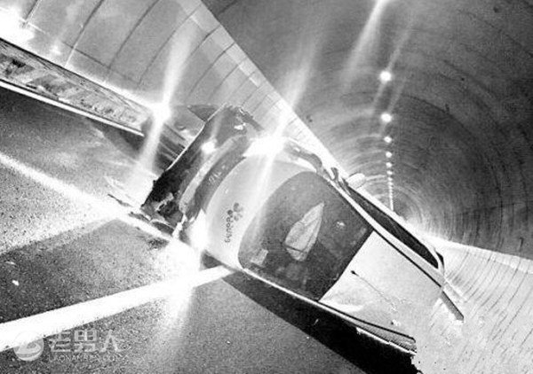 女子隧道内驾车不慎撞墙翻车被困 好心人施救