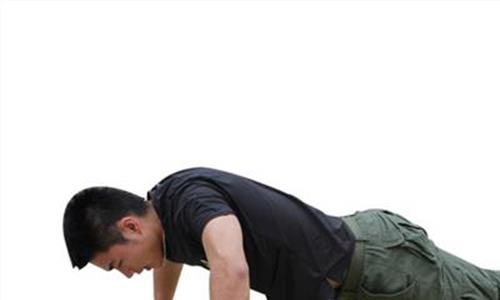 怎样提高俯卧撑数量 练胸得练俯卧撑 这几个动作帮你更好胸肌塑形!