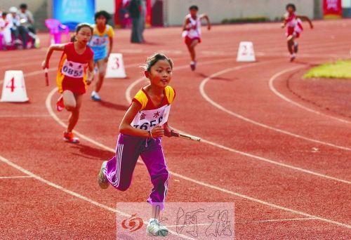 郑州小学生体能差 仰卧起坐起不来跑200米晕倒了