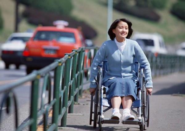 >李香琴儿女 香港女星李香琴坐轮椅接受治疗 获5人服侍(图)