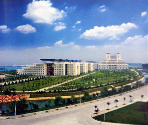 江汉大学杨卫东 武汉市政建设集团谢先启与江汉大学签署企校合作协议