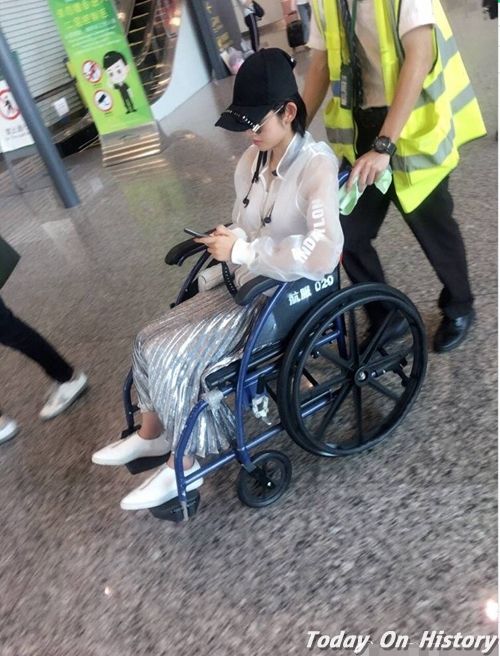 唐艺昕机场坐轮椅 走路不便引不少粉丝担心