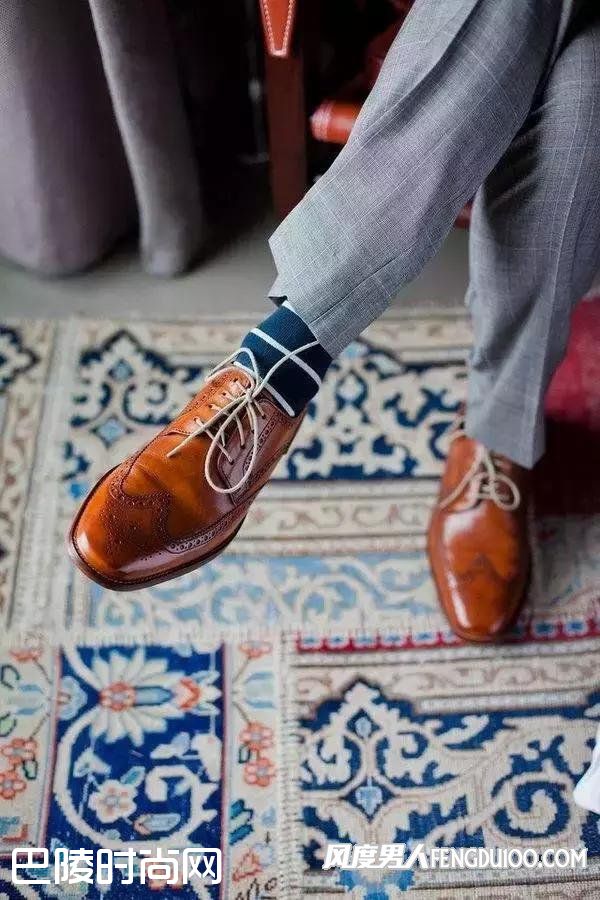 男人鞋子和袜子怎么搭配 看袜子颜色怎么搭配鞋子