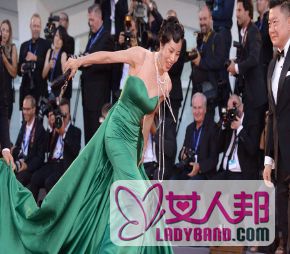>上头条? 威尼斯电影节中国女星走红毯摔倒 梁镜珂跪倒在地露点了