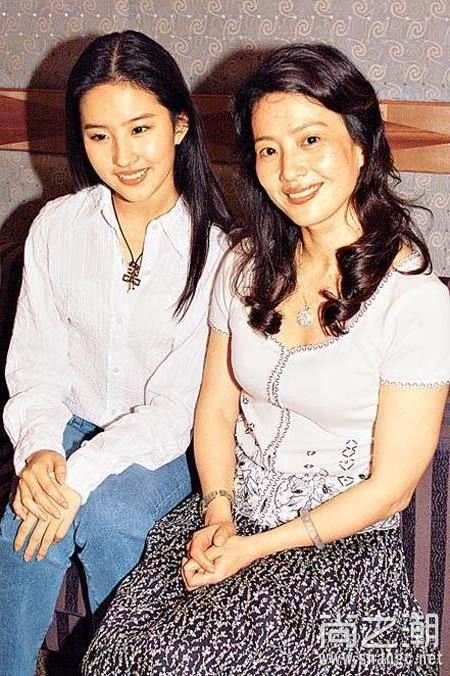 >刘亦菲的妈妈刘晓莉年轻时的照片曝光 当年比女儿还漂亮