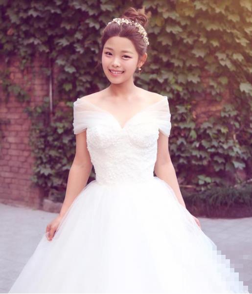 王莎莎晒婚纱照引发猜想：莫小贝要结婚了？（图）