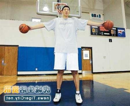 >【孙明明现在做什么呢】身高2 33米的孙明明他现在是美国篮坛最高人
