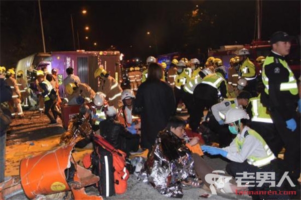 香港双层巴士侧翻 遇难人数上升至19人