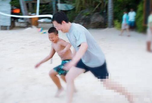 46岁孙悦晒家庭照 儿子与老公沙滩上踢球似哥俩