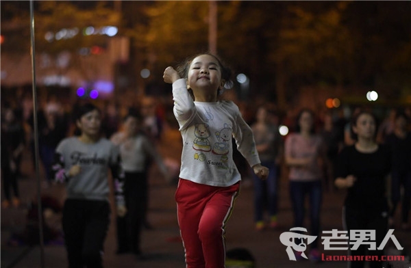 >5岁女孩广场领舞 系最小的广场舞领舞者