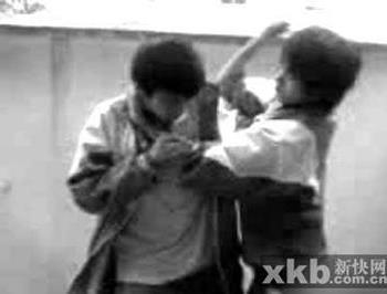 >实拍重庆女学生打架群殴视频 造成校园暴力事件频发原因?