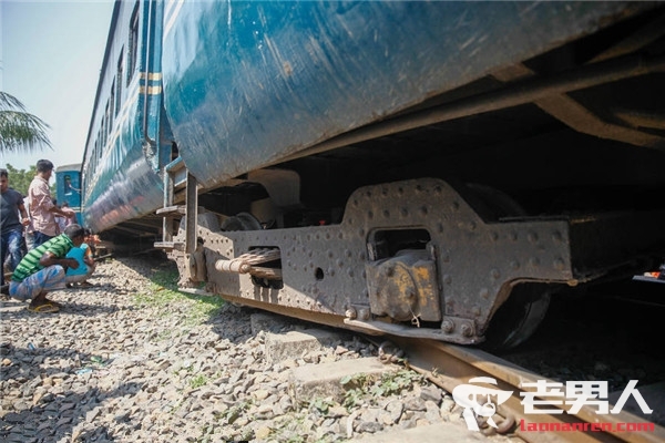 >孟加拉国火车脱轨 许多旅客被甩出车外致死