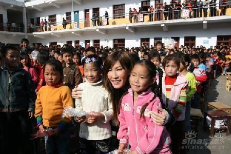 何耀珊何仙姑 何耀珊捐款35万办学 学校更名为“耀珊花朵”