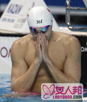 孙杨游泳比赛视频曝光 错失金牌后抱记者痛哭