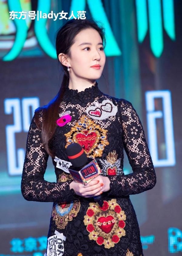 >刘亦菲出席电影发布会，黑色高领蕾丝包裹严实显老气太尴尬