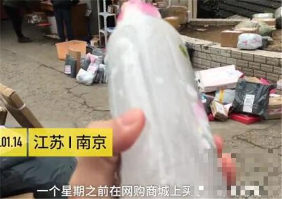 网购卸妆水冻成冰坨 女大学生心大：没事，化了一样能用