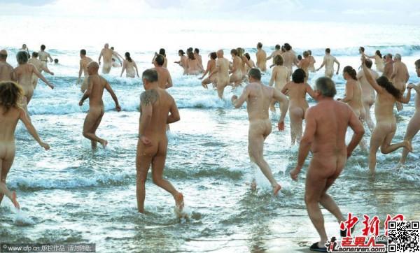 >英国海滩200人集体裸泳 欲破世界纪录【图】