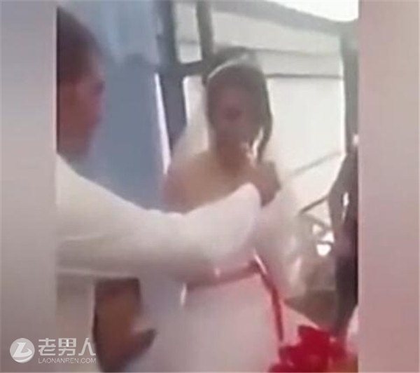新郎新娘互喂蛋糕 新娘一个动作毁了婚礼