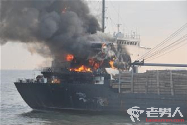 长江3艘船失火  现场浓烟滚滚4人在大火中丧生