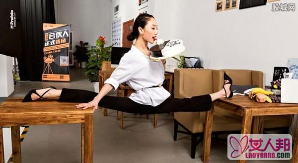 中国柔术女王花式庆生 巨乳肥臀岔开双腿很诱惑