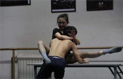 男舞者自述:芭蕾舞训练时那些难以启齿的事