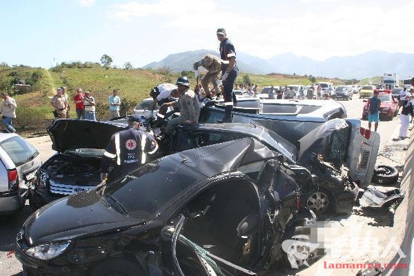 巴西11辆车相撞 事故造成8人死亡53人受伤