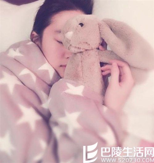 刘亦菲美如桃花 少女一般抱灰兔玩偶睡
