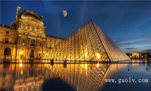 >巴黎卢浮宫“玻璃金字塔”