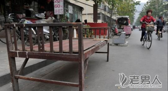 太原一街道上演“奇葩抢车位” 桌椅板凳齐上阵(图)