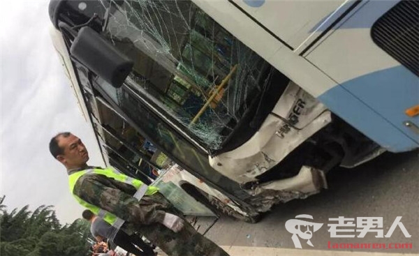 西安发生18车连撞致1伤 事故疑公交刹车失灵造成