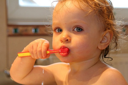 >小孩怎样预防蛀牙?涂氟刷牙最有效