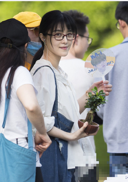 范冰冰梳空气刘海秒变少女 南京大学拍摄新片