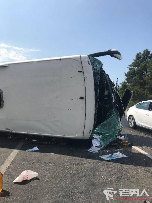 载中国游客大巴在土耳其发生车祸 造成2人死亡30人受伤