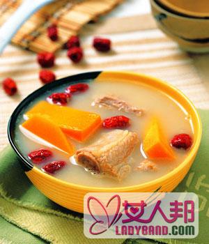 >【胡萝卜玉米排骨汤】胡萝卜排骨汤的做法_胡萝卜玉米排骨汤的功效